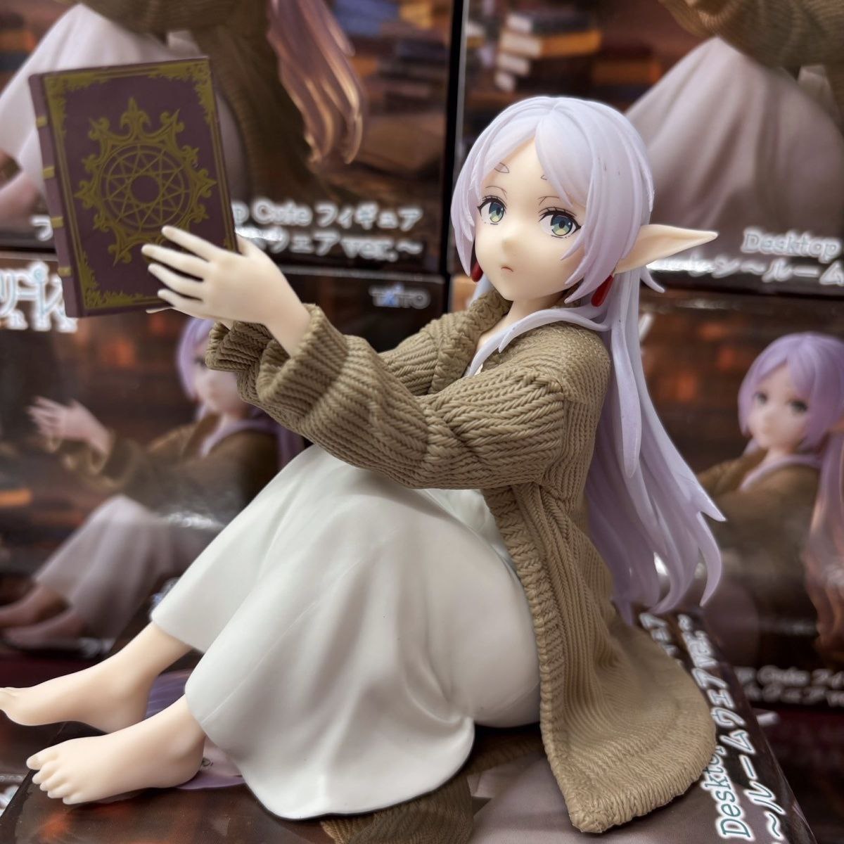 Frieren loungewear instant noodle press figurine, anime girl desktop computer case ornament.