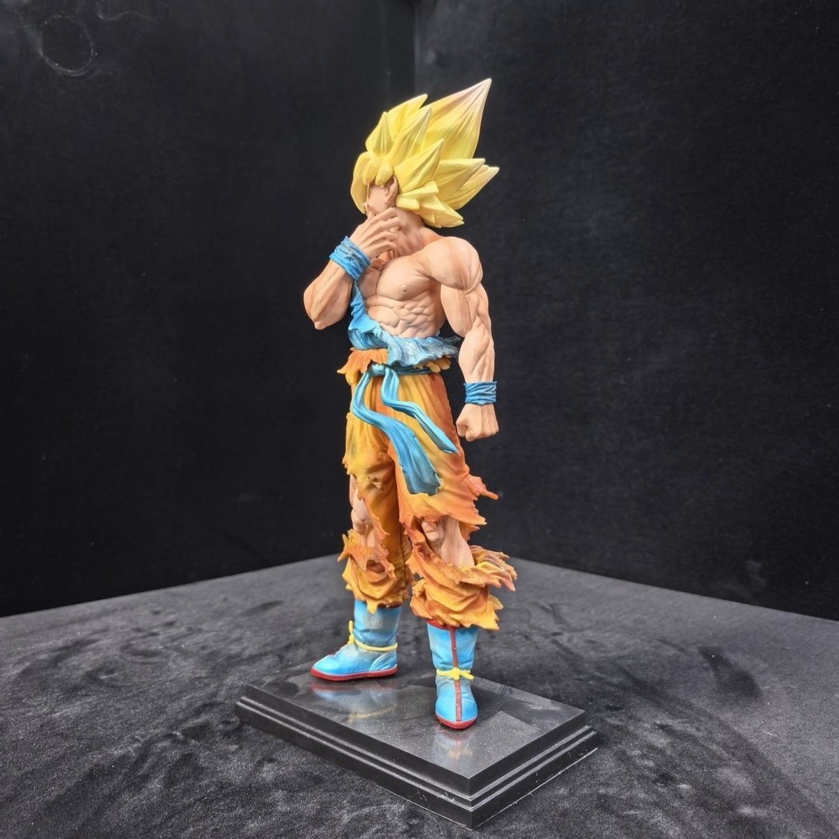 Dragon Ball Super Saiyan 1 Goku figure, Goku face-pinching figure, battle-damaged Super Saiyan 1 figure, anime figure, decorative item.
