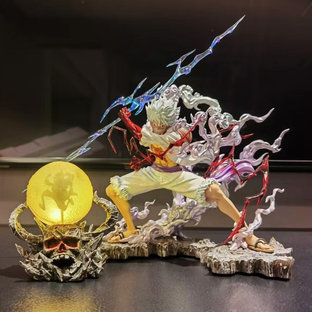 [Premium Version] One Piece Wink Luffy Figure Toy Display - Gripping Lightning