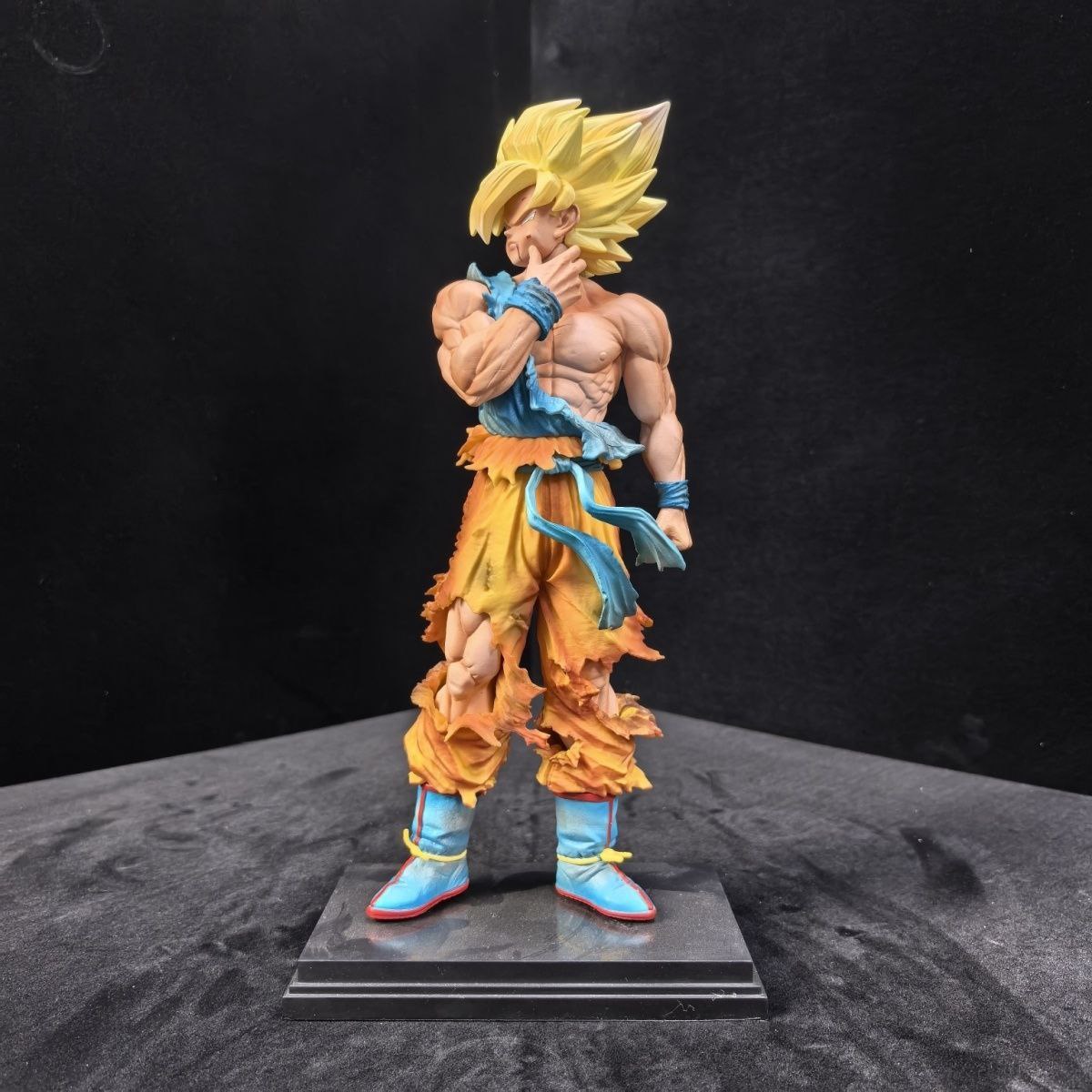 Dragon Ball Super Saiyan 1 Goku figure, Goku face-pinching figure, battle-damaged Super Saiyan 1 figure, anime figure, decorative item.