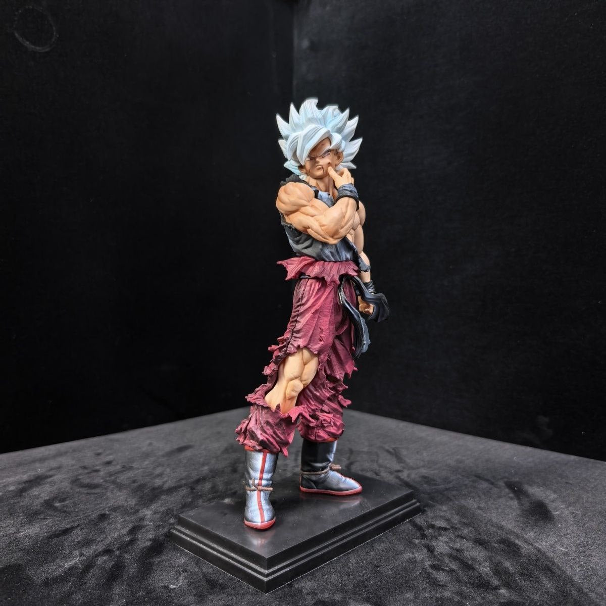 Dragon Ball Super Saiyan 1 Goku figure, Goku face-pinching figure, battle-damaged Super Saiyan 1 figure, anime figure, decorative item.