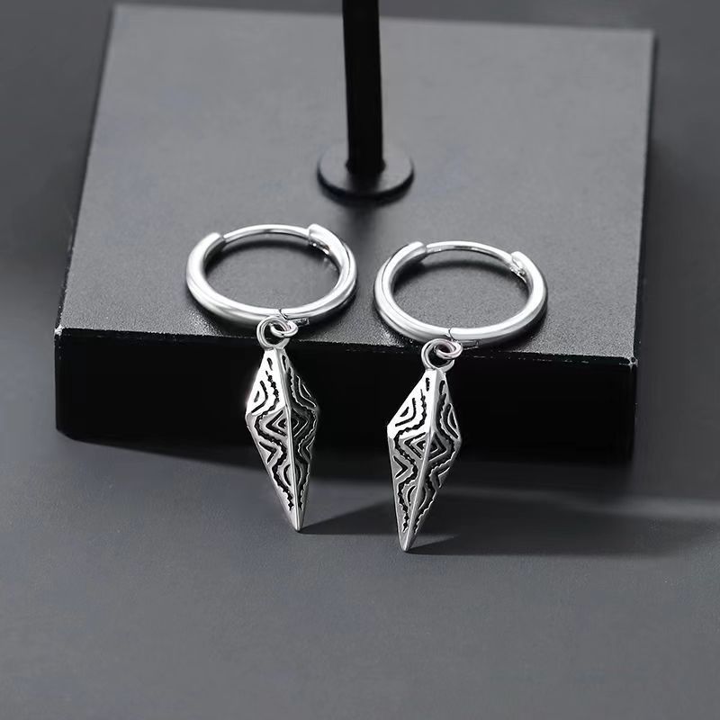 New diamond-shaped earrings for men, simple, trendy, unique, and stylish, a single niche men's stud earring with a high-end feel.