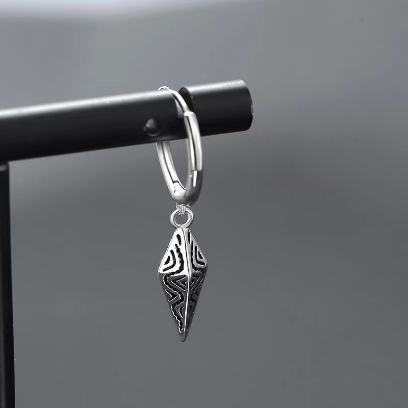 New diamond-shaped earrings for men, simple, trendy, unique, and stylish, a single niche men's stud earring with a high-end feel.