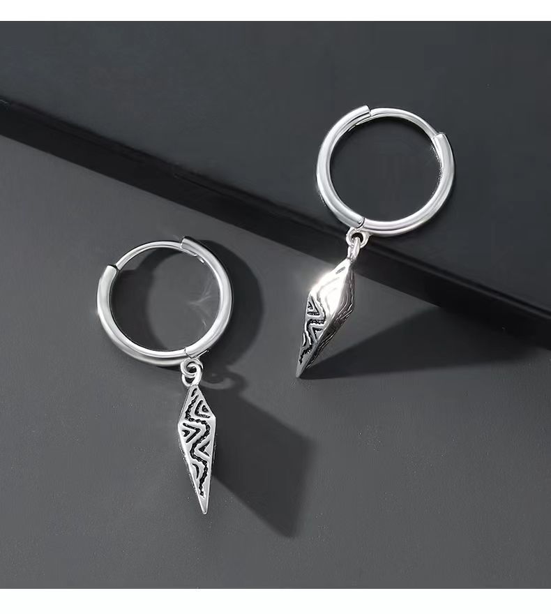 New diamond-shaped earrings for men, simple, trendy, unique, and stylish, a single niche men's stud earring with a high-end feel.