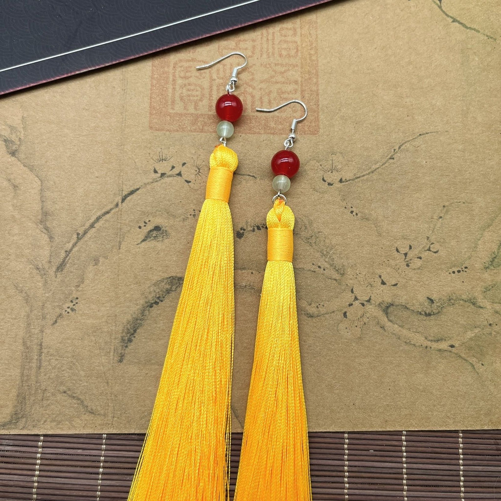 Cosplay of Su Fangjunfei, a character from the April anime "The Wind-Proof Boy," featuring long tassel earrings and gold tassel clip-on earrings (no pierced ears).