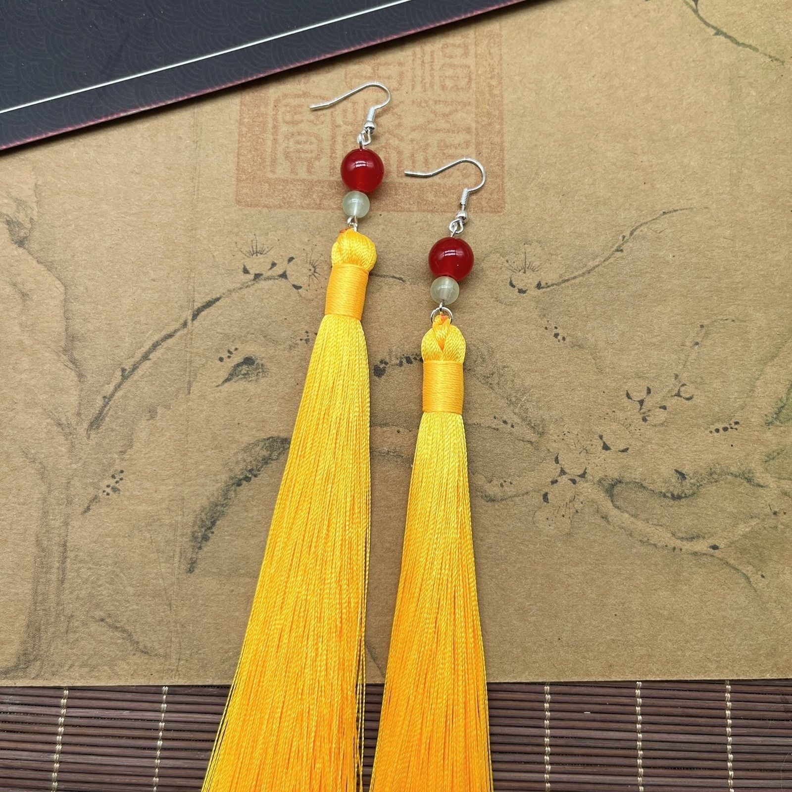 Cosplay of Su Fangjunfei, a character from the April anime "The Wind-Proof Boy," featuring long tassel earrings and gold tassel clip-on earrings (no pierced ears).