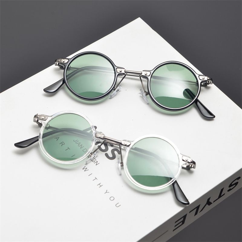 Jujutsu Kaisen cosplays: Kento Nanami cosplaying the same style of sunglasses, retro round glasses.