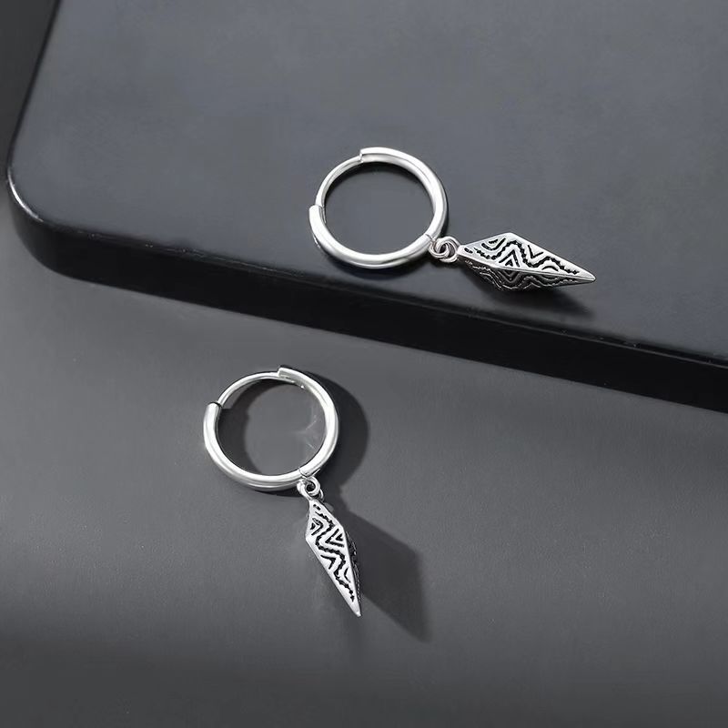 New diamond-shaped earrings for men, simple, trendy, unique, and stylish, a single niche men's stud earring with a high-end feel.