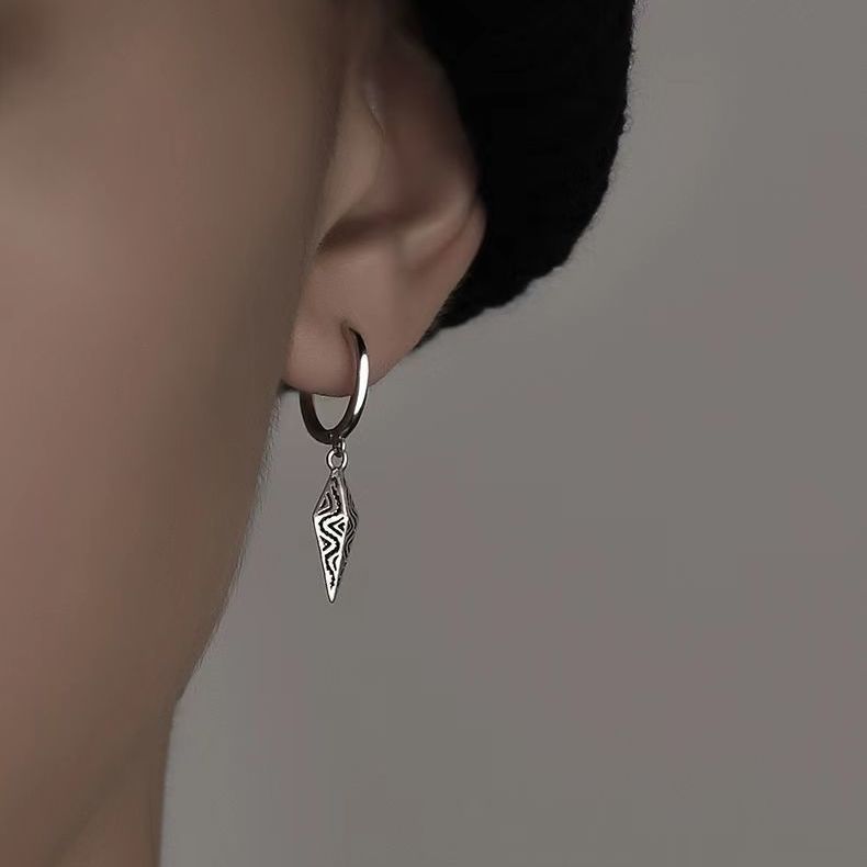 New diamond-shaped earrings for men, simple, trendy, unique, and stylish, a single niche men's stud earring with a high-end feel.