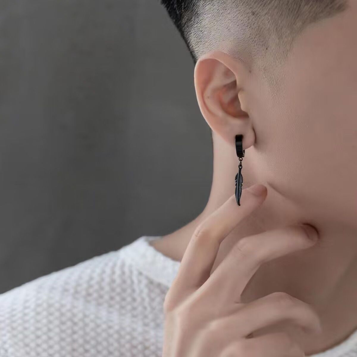 Men's earrings, high-end style, niche trendy men's earrings, no piercing, cool and stylish single earring clip-on earrings for men.